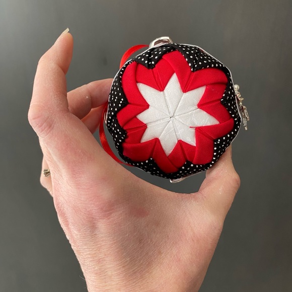 Handcrafted quilt look solid, Nebraska, cornhusker ornament. With gift box - Picture 6 of 9